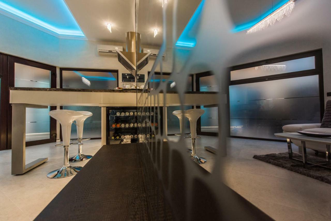 H & V Residence - Diamond Bungalow Apartment Arad Exterior foto